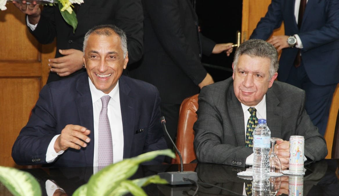 محافظ البنك المركزى يزور البنك العقارى ويشيد بأدائه