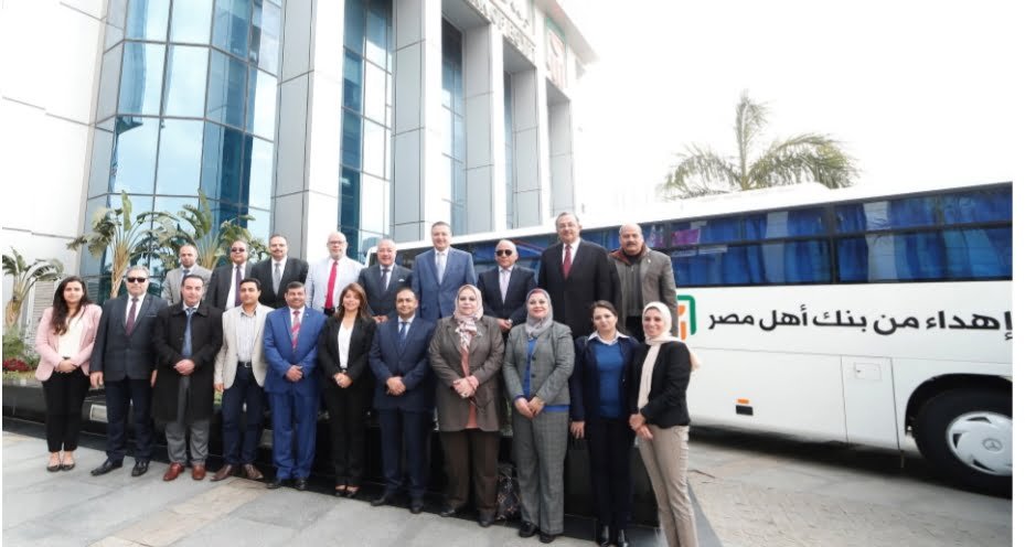 البنك الأهلى المصرى يسلم أتوبيسين لنقل طلاب جامعة بنها