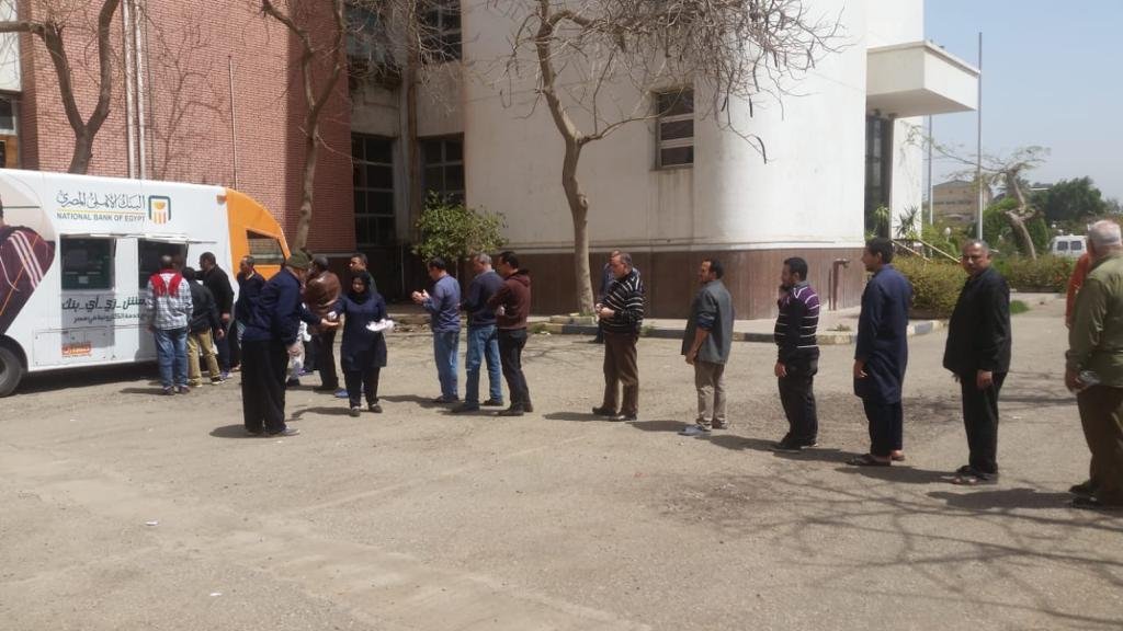البنك الأهلى المصرى يوجه سيارات الصراف الآلى المتنقلة الخاصة به لأماكن تجمعات العملاء