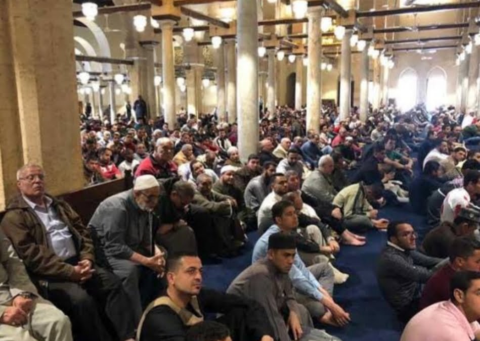 أحد شيوخ السلفية يدعو أتباعه لخرق الحظر وأداء صلاة الجمعة