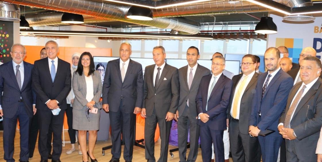 محافظ البنك المركزى المصرى يزور أول قطاع متكامل للتحول الرقمى المصرفى ببنك مصر