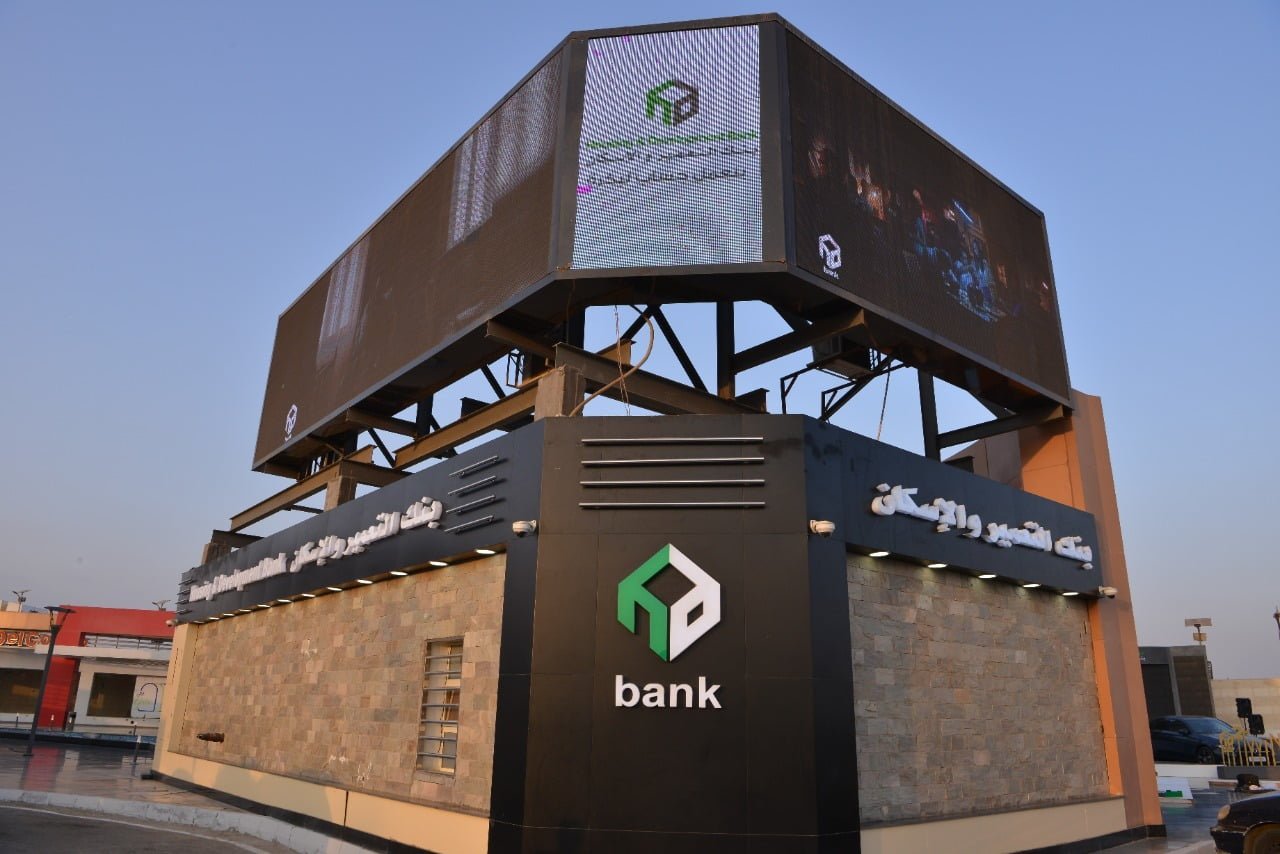 بنك التعمير والإسكان يحتفل بتسليم الفائز الثانى فى السحب على حسابات التوفير سيارة مرسيدس A180