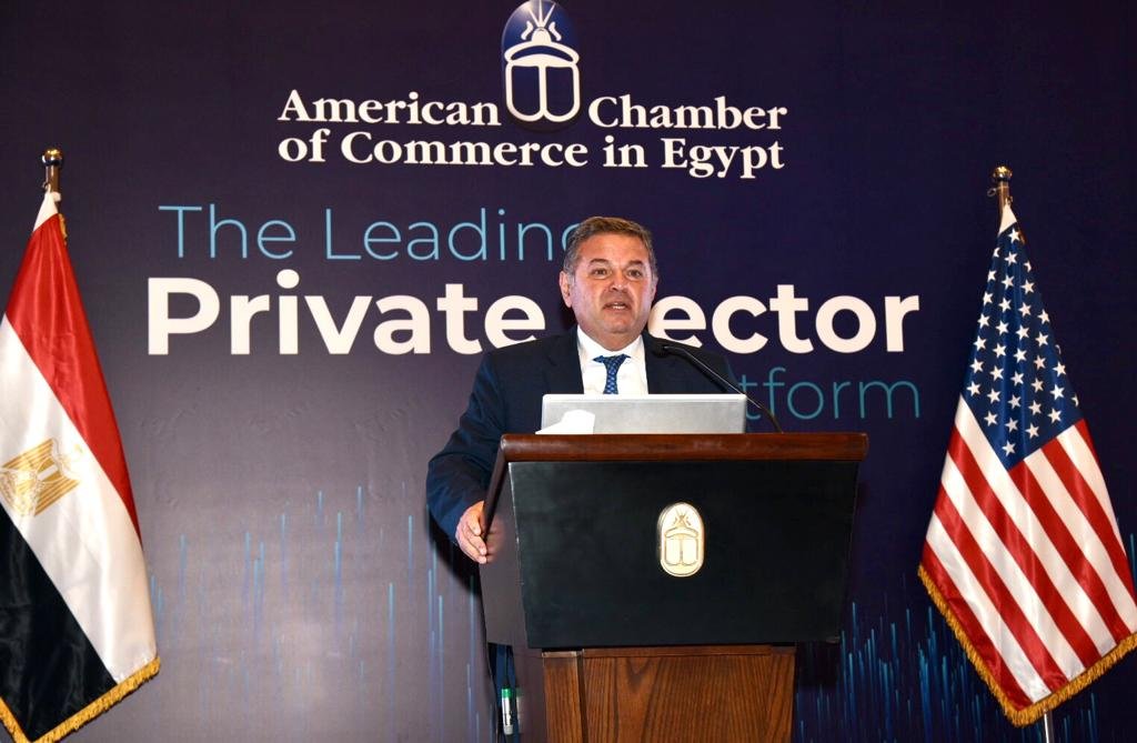 هشام توفيق: فرص هائلة للقطاع الخاص بمشروعات الشركات التابعة لوزارة قطاع الأعمال