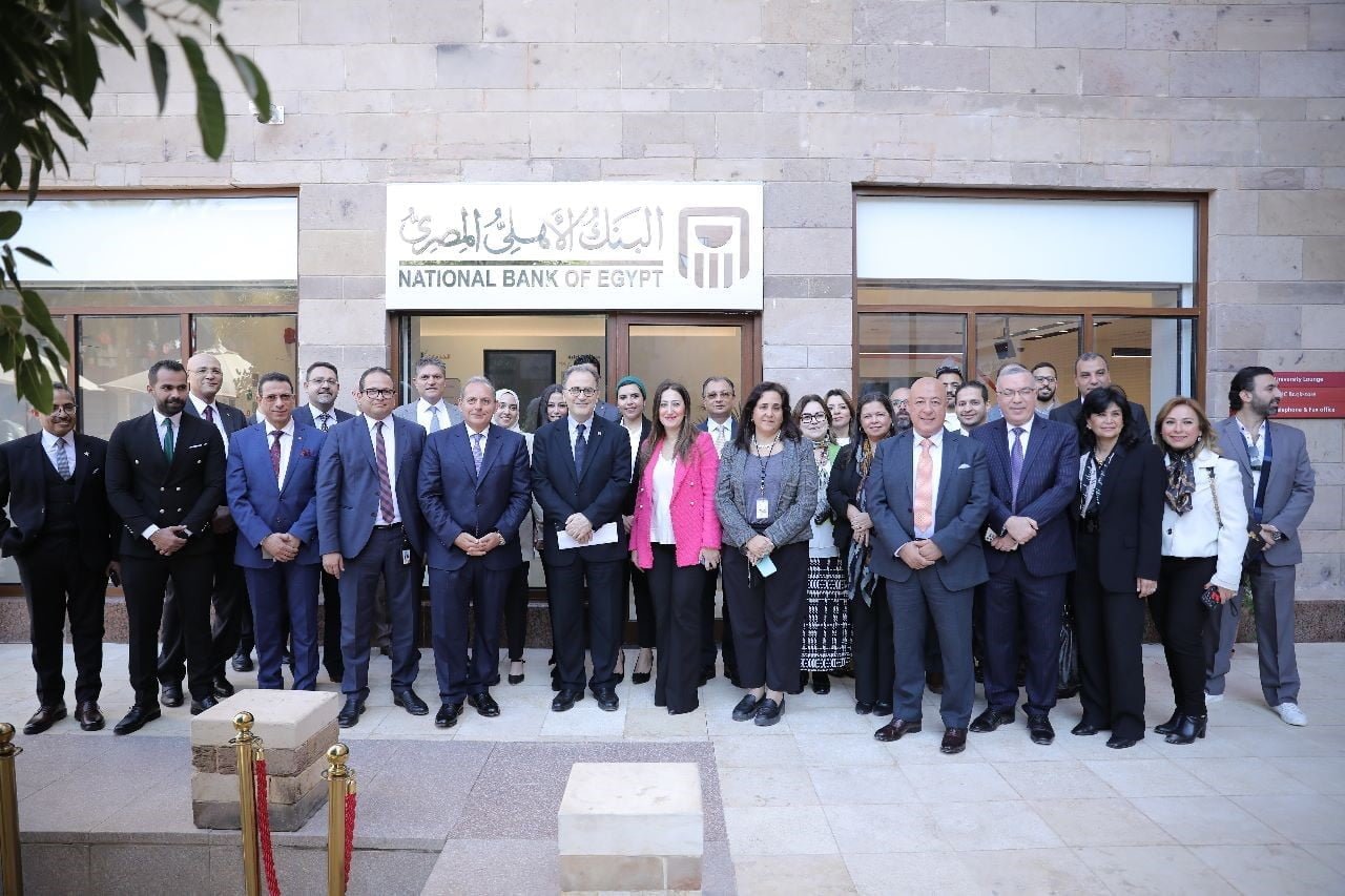 البنك الأهلى المصرى يفتتح وحدته المصرفية المزدوجة بالجامعة الأمريكية بالقاهرة