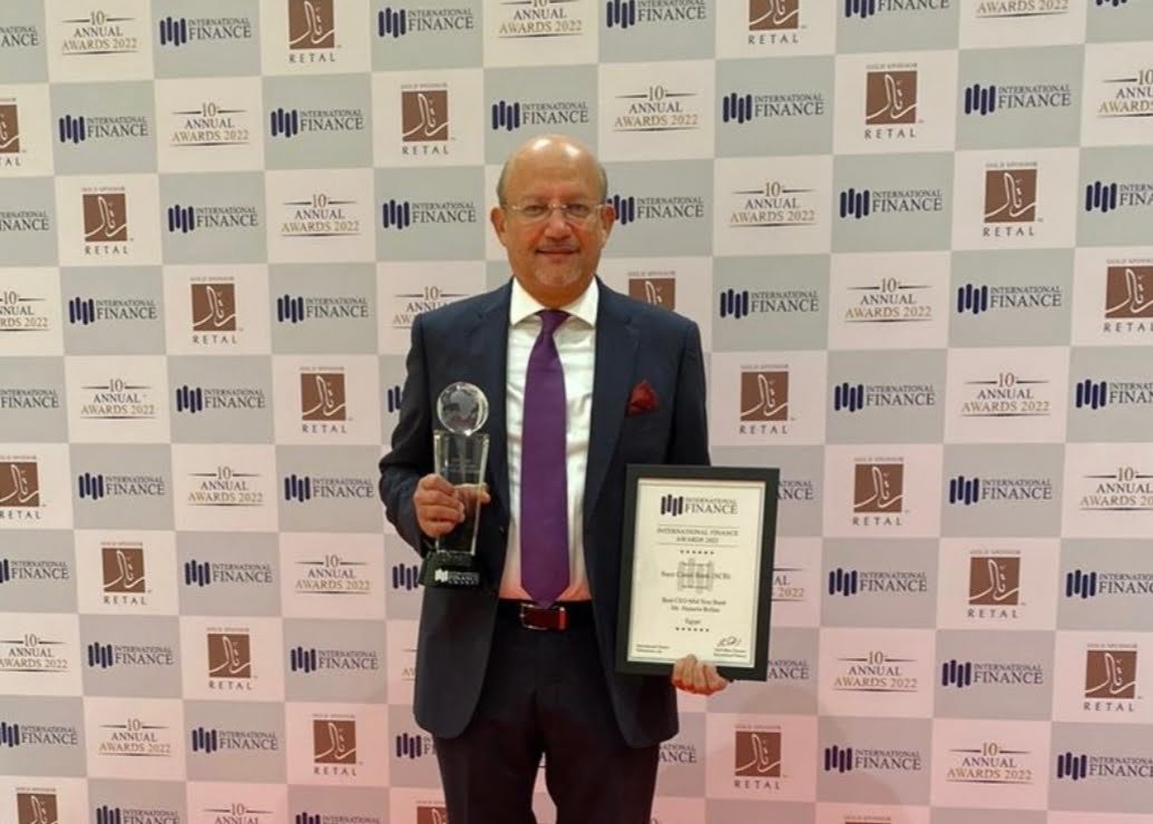 بنك قناة السويس يتسلم جائزة أفضل رئيس تنفيذى لعام 2022 من «إنترناشيونال فاينانس»