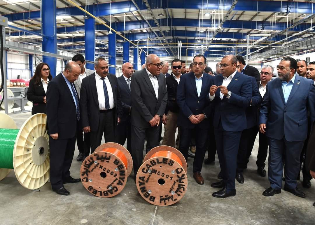 رئيس الوزراء يتفقد مصنع “بنية” لكابلات الألياف الضوئية