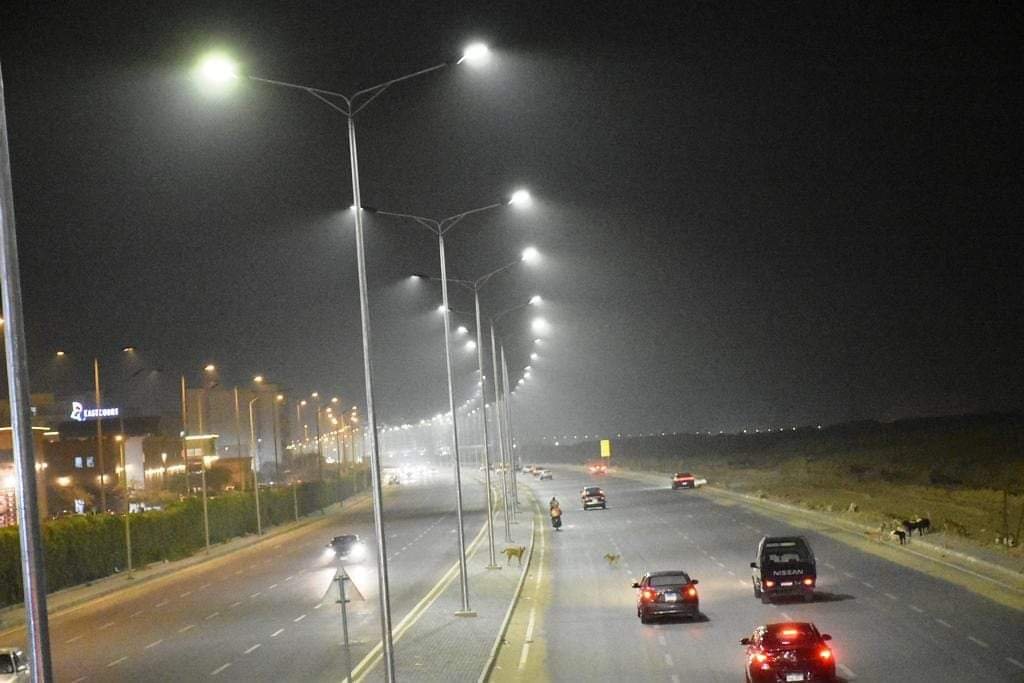 استبدال كشافات إنارة  بـ” القاهرة الجديدة ” من صوديوم إلى ليد لترشيد الكهرباء