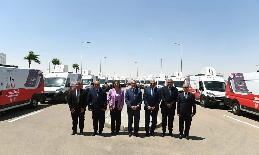 رئيس الوزراء يشهد اصطفاف 20 مركزا تكنولوجيا متنقلا لتقديم الخدمات الحكومية
