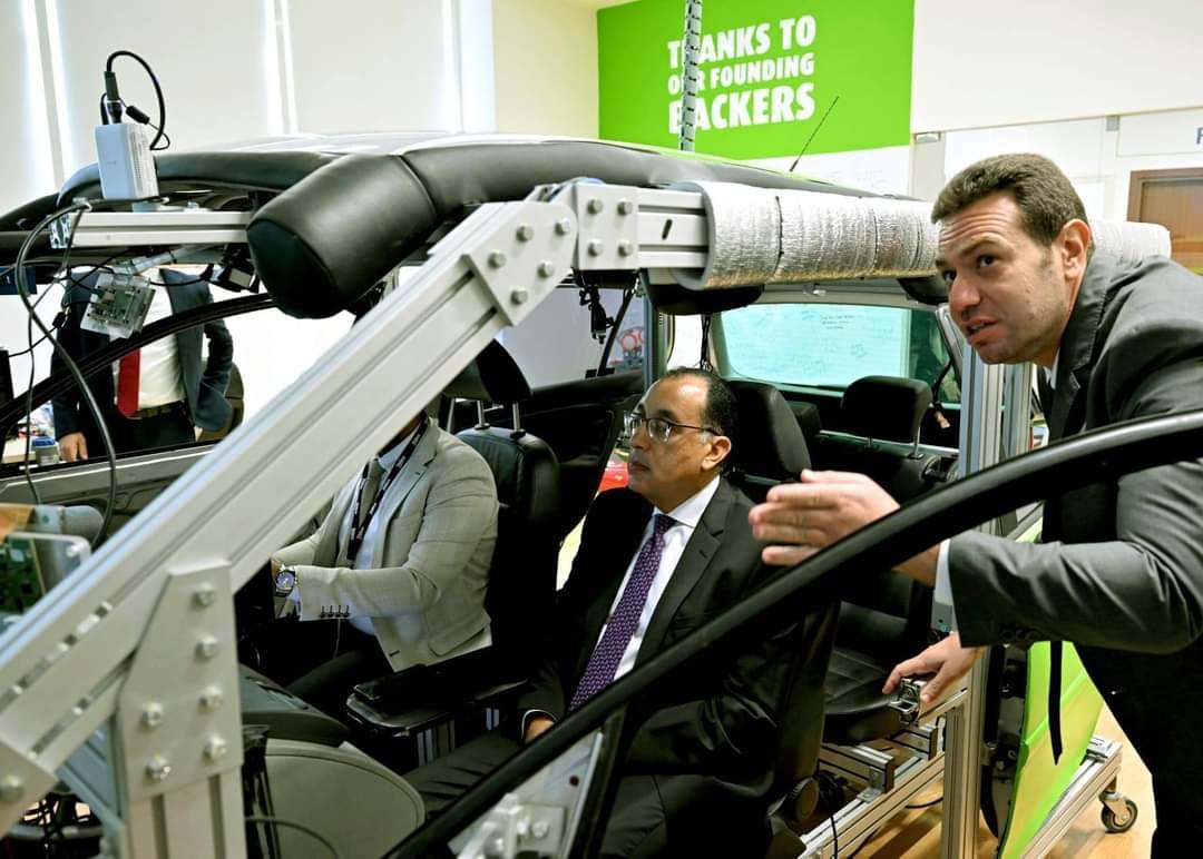 رئيس الوزراء يتفقد منظومة العمل بشركة “فاليو” العالمية لتطوير تكنولوجيا السيارات