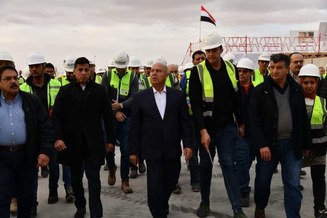 وزير النقل يتفقد مواقع العمل بالمونوريل شرق  وغرب النيل