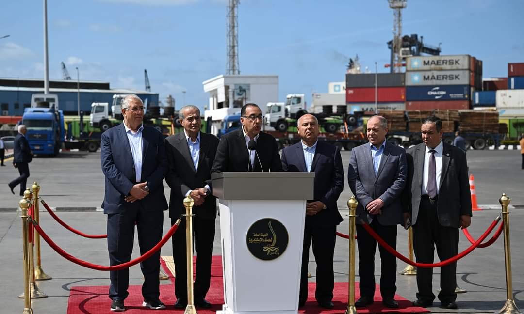 رئيس الوزراء : ننفذ توجيهات الرئيس السيسى بسرعة الإفراج عن السلع بالموانئ المصرية