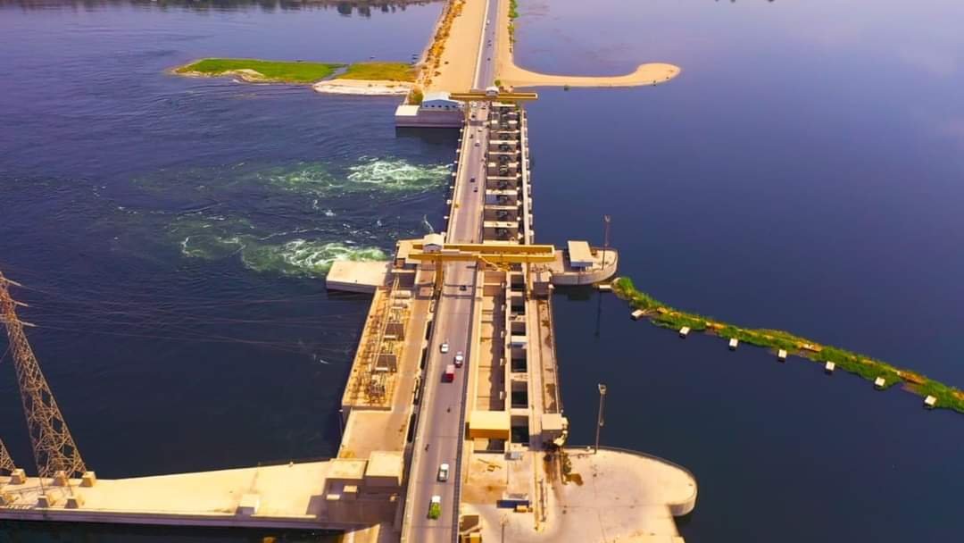 منابعة أعمال صيانة هويس قناطر إسنا الجديدة ، وتحديث أنظمة التشغيل والتحكم بالقنطرة