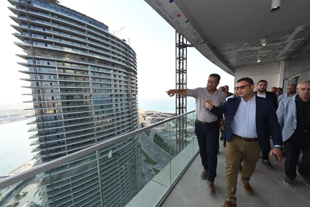 وزير الإسكان يتفقد الأبراج الشاطئية بـ”العلمين الجديدة”