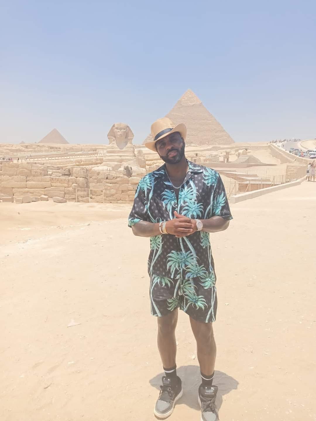 المغنى الأمريكى الشهير  جيسون ديرولو يزور الأهرامات