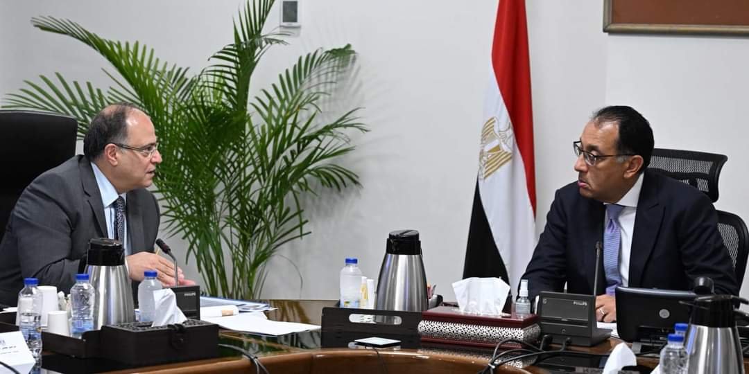 رئيس الوزراء يستعرض مع رئيس هيئة الدواء تقريرا حول توافر الأدوية بالسوق