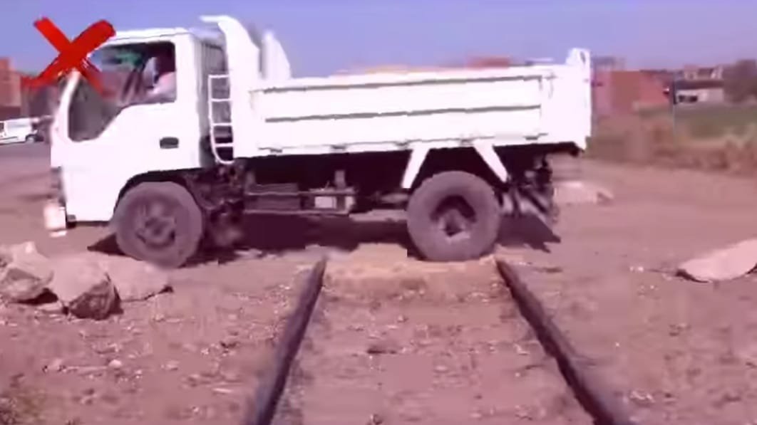 وزارة النقل تناشد المواطنين بعدم إقامة معابر غير شرعية على قضبان السكك الحديدية