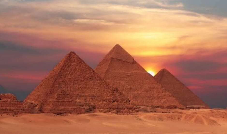 وزارة السياحة: إزالة مواد بناء حديثة غير أثرية وضعت لتغطية شبكة إنارة الهرم دون المساس بجسم الهرم