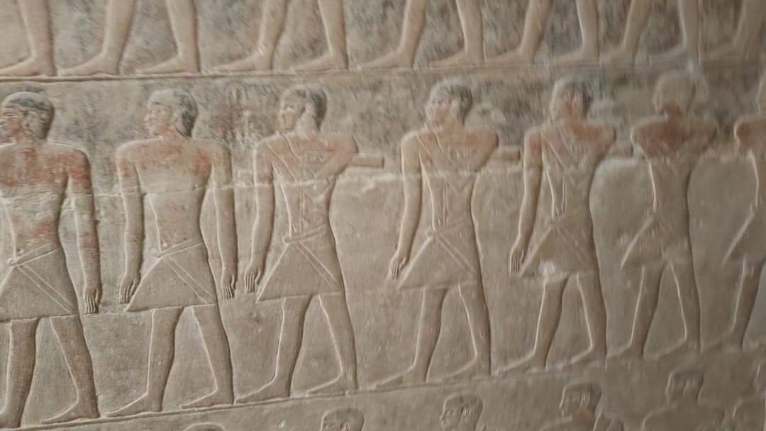 ترميم الجدران الداخلية لمقبرة ميروكا بمنطقة سقارة الأثرية