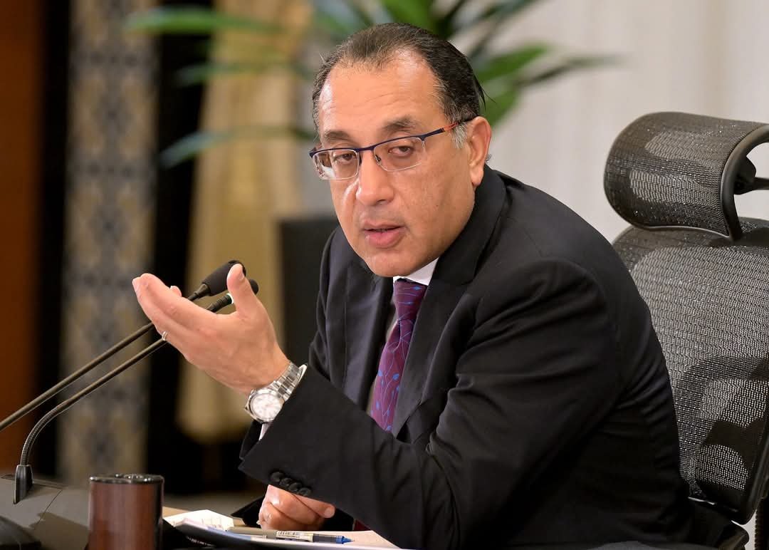 رئيس الوزراء يجتمع مع المستثمرين لزيادة الاستثمارات وتذليل العقبات أمامهم