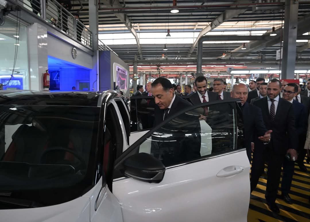 رئيس الوزراء يتجول بمصنع تجميع سيارات “جيلى” بمدينة السادس من أكتوبر