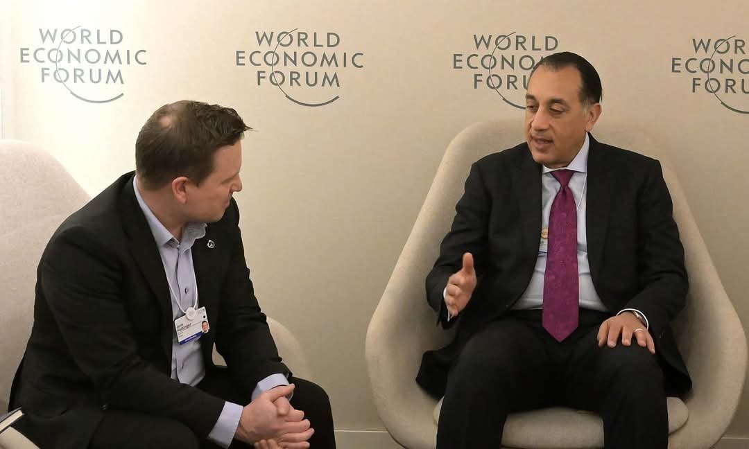 رئيس الوزراء يلتقى نائب الرئيس التنفيذى لمجموعة فولفو لعمليات الشاحنات بدافوس