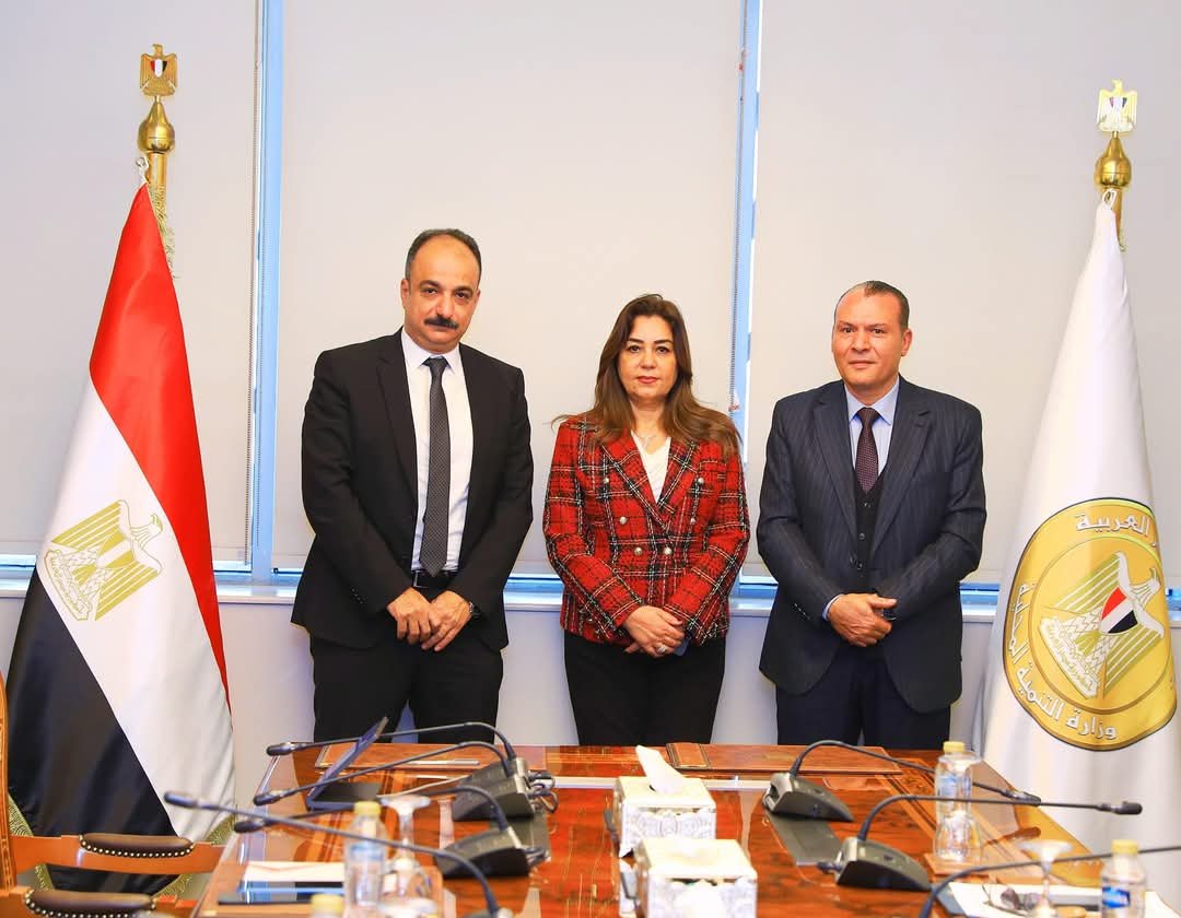 تعاون بين التنمية المحلية و” إيزى كاش” لتسهيل خدمات الدفع والتحصيل الإلكترونى بالمحافظات