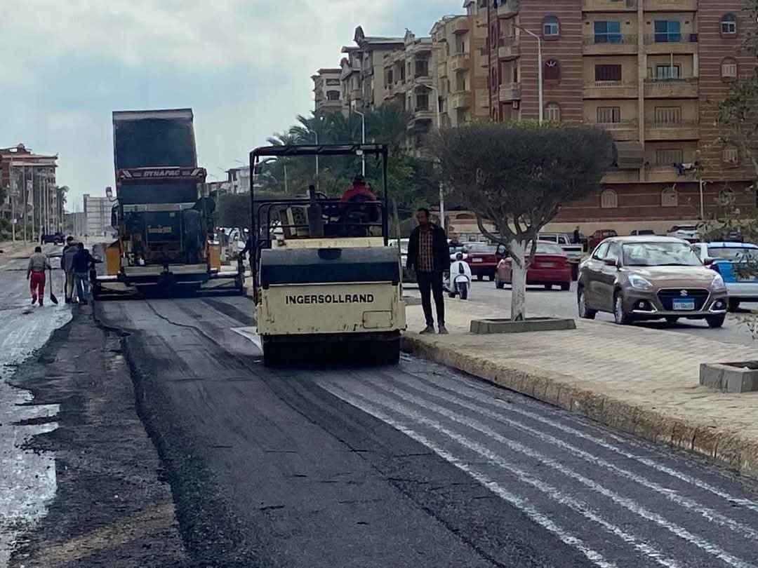 متابعة العمل بمشروعات رفع كفاءة وتطوير الطرق بعدة مدن جديدة