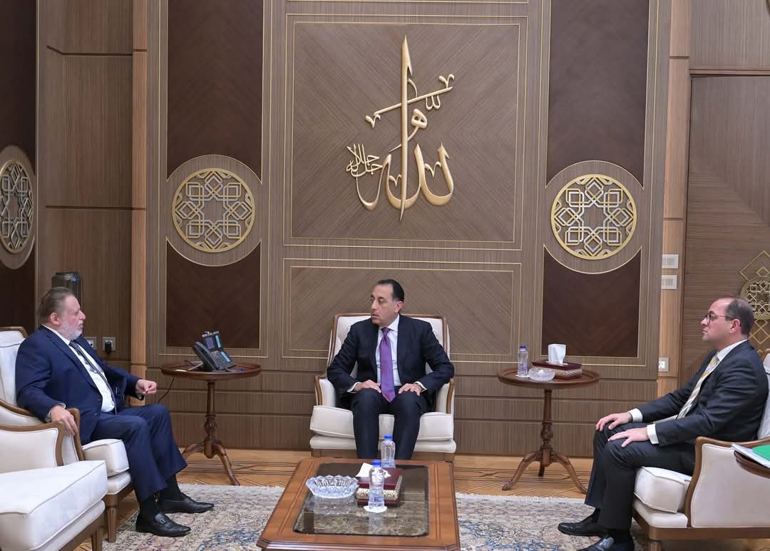 رئيس الوزراء يجتمع مع محافظ البنك المركزى ووزير المالية لاستعراض ملفات مهمة