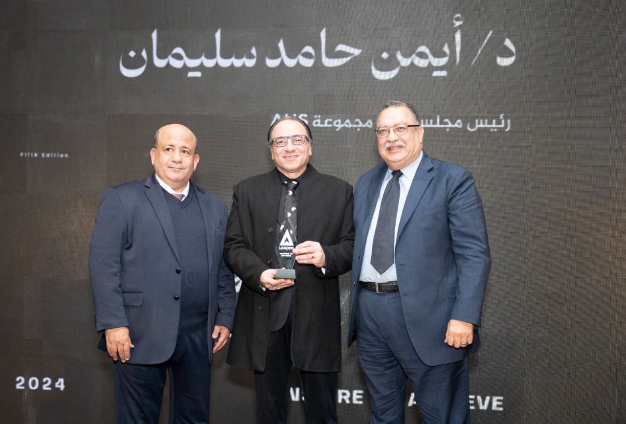 تكريم أيمن سليمان فى مؤتمر ” The Leaders” كأفضل شخصية اقتصادية 2024