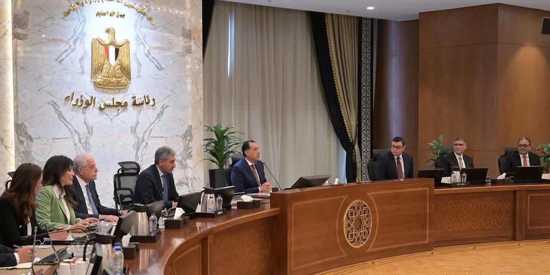 متابعة الموقف التنفيذى للأعمال بالمنطقة الأثرية بالأهرامات ومخططات إحياء منطقة “نزلة السمان” كمقصد سياحى