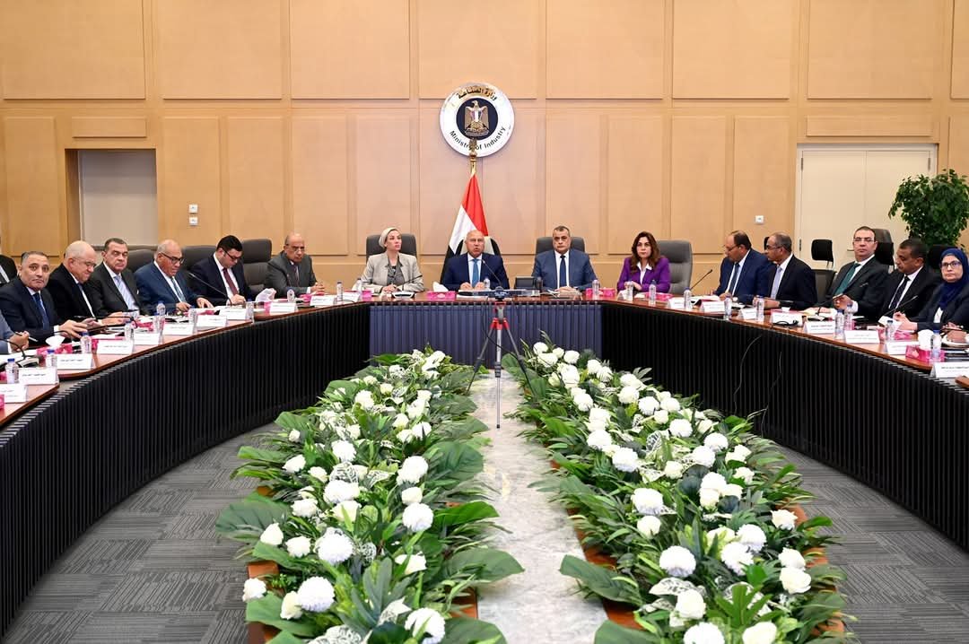 وزير الصناعة والنقل يترأس اجتماع المجموعة الوزارية للتنمية الصناعية