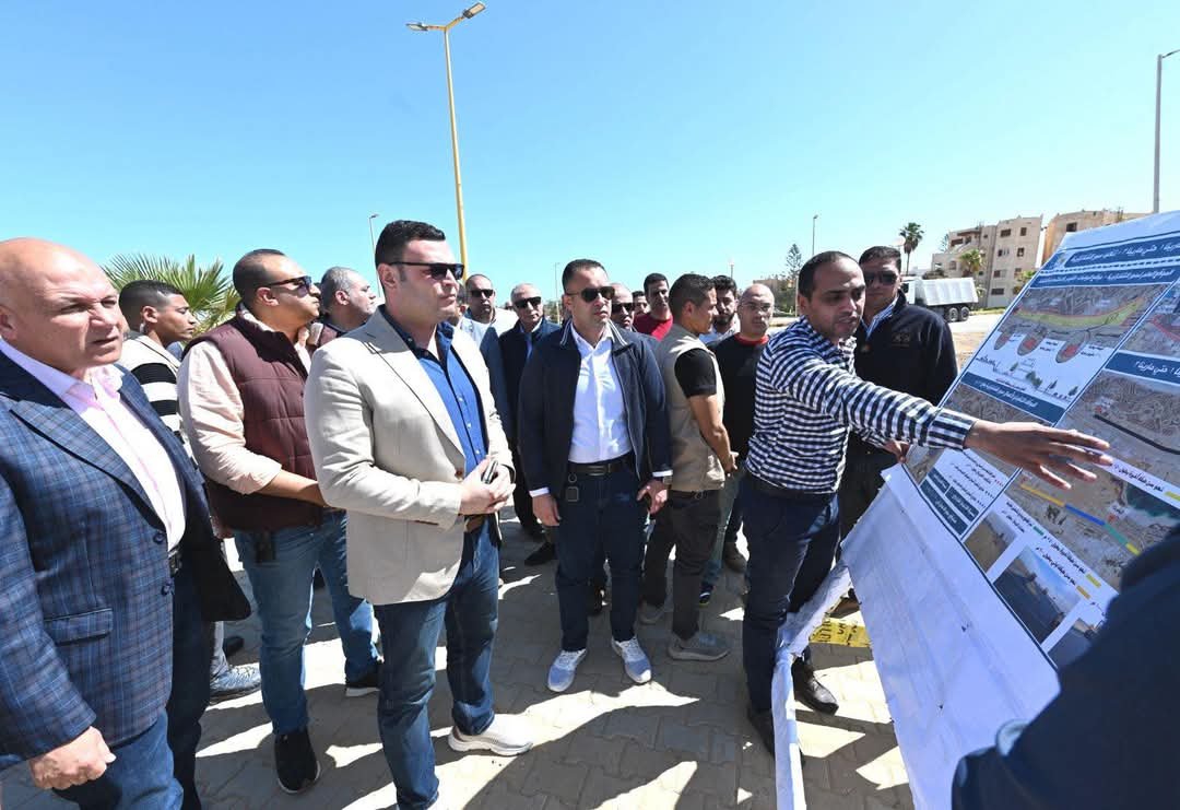 وزير الإسكان يتفقد أعمال رفع كفاءة طريق الازدواج وإنشاء سور منطقة الشانزلزيه والبوغاز الرئيسى بمركز مارينا العلمين السياحى