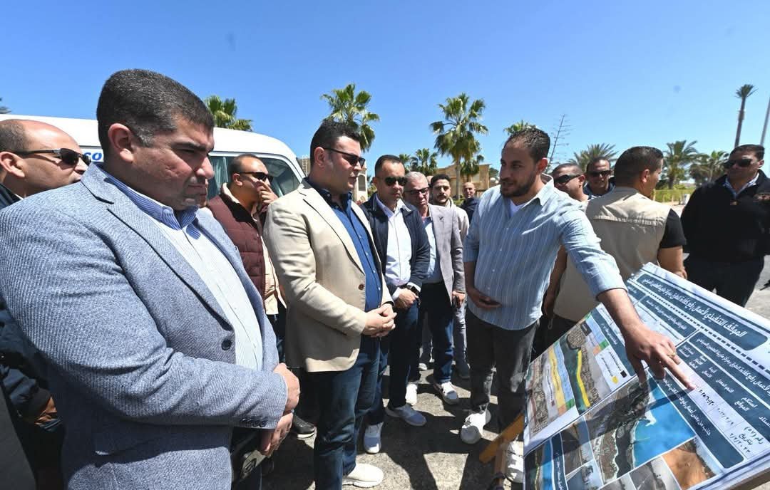 وزير الإسكان يتفقد مشروعات أعمال تطوير المداخل والبوابات بمارينا