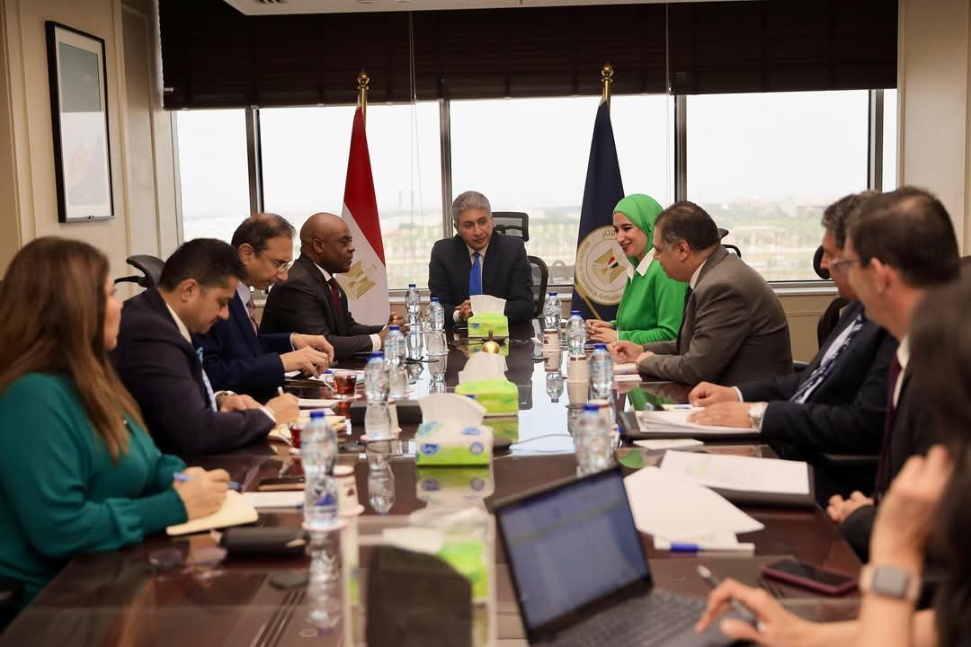 وزير السياحة والآثار يلتقى سكرتير عام منظمة الدول الثمانى النامية للتعاون الاقتصادى