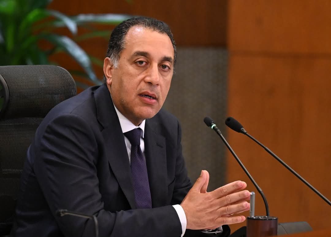 قبول استقالة وزيرة البيئة وتكليف وزيرة التنمية المحلية بالقيام بمهام وزير البيئة مؤقتا