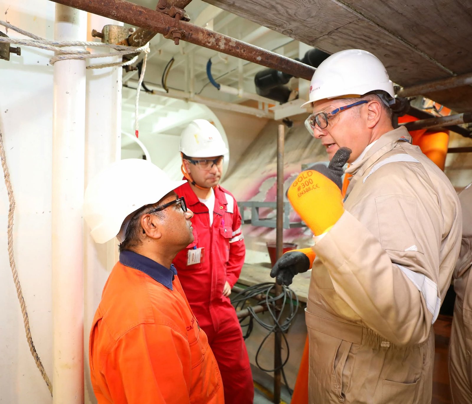 متابعة موقف تقدم أعمال تجهيز سفينة التغييز “Energos Power”