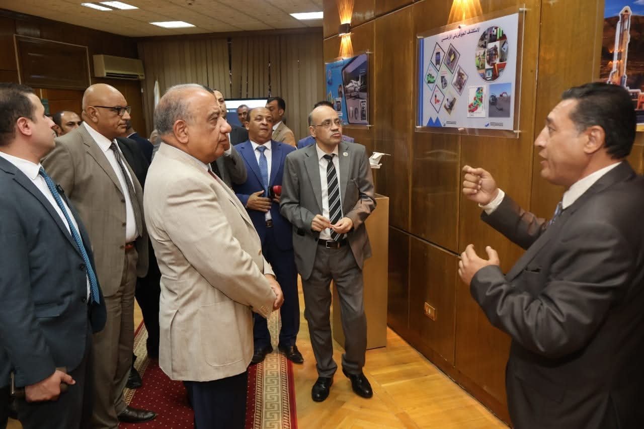 وزير الكهرباء يتفقد هيئة المواد النووية ويستعرض مشروعات العمل الحالية