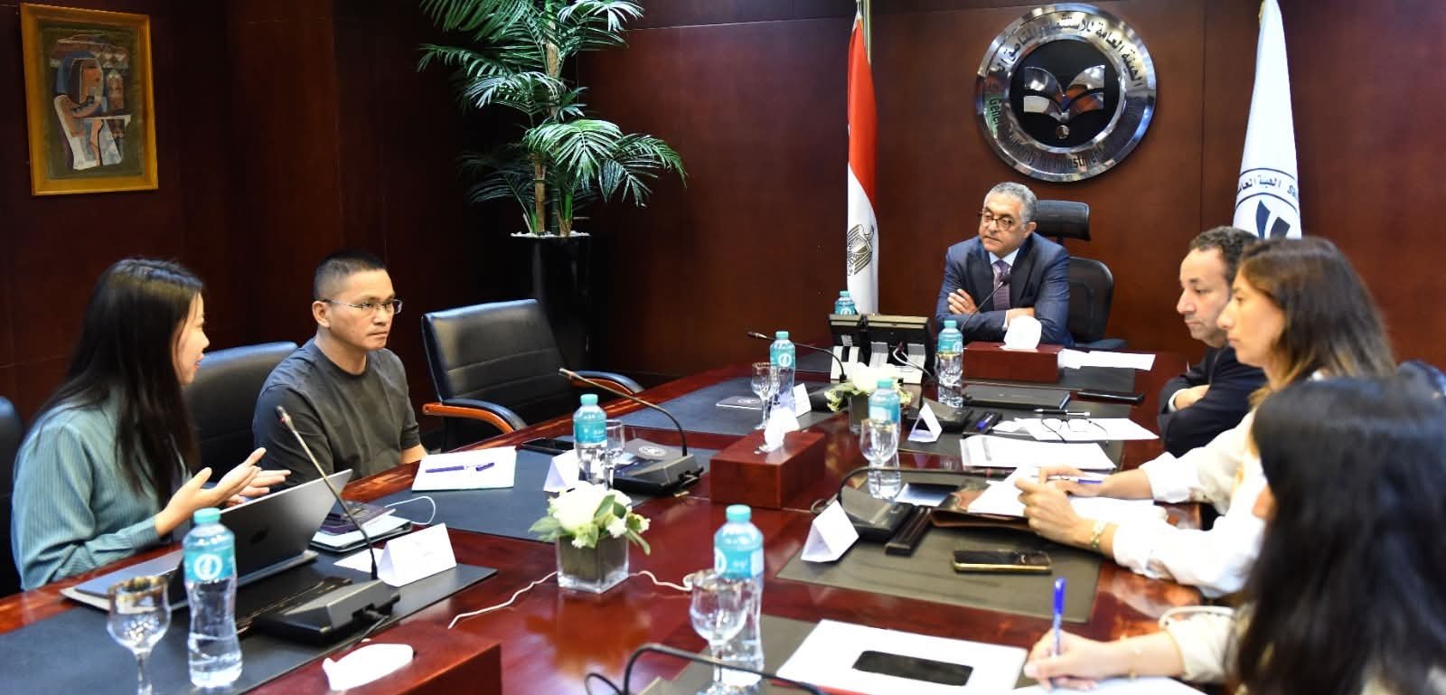 الهيئة العامة للاستثمار تبحث سبل نقل سلاسل الإنتاج الصينية بقطاع الملابس إلى مصر