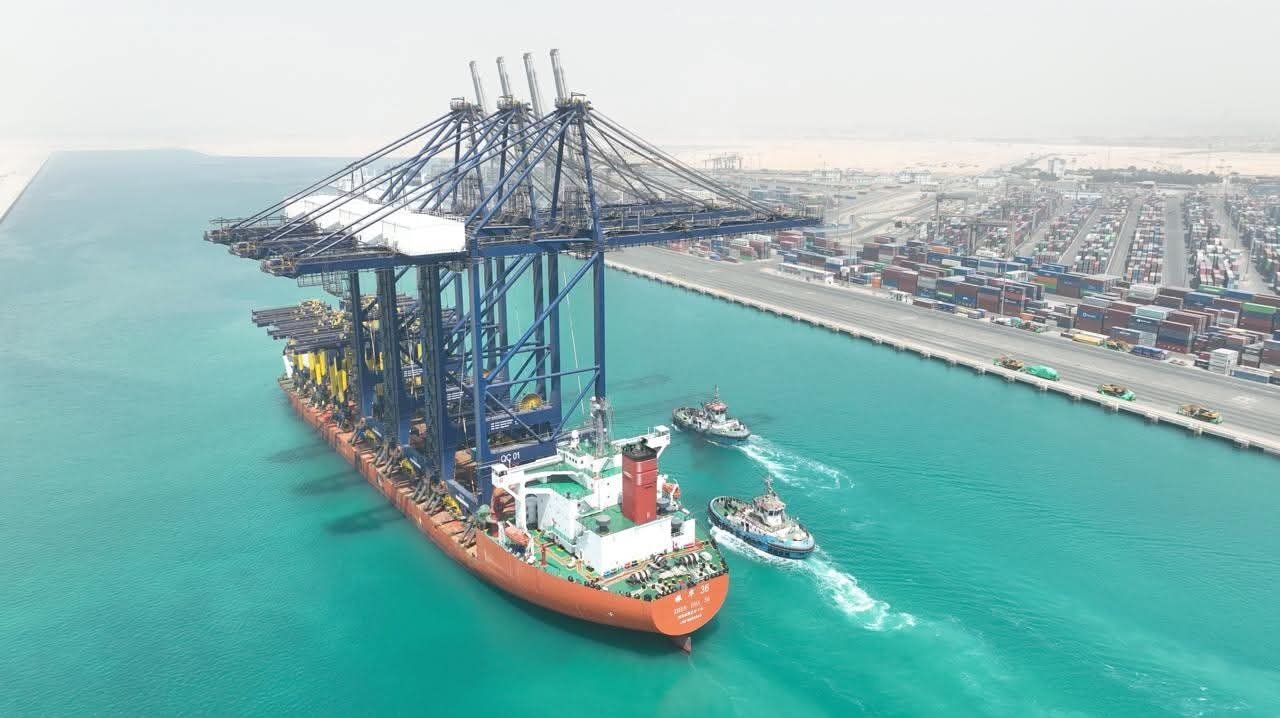 ميناء السخنة يستقبل السفينة ZHEN HUA 36 العملاقة المخصصة لنقل الأوناش الثقيلة