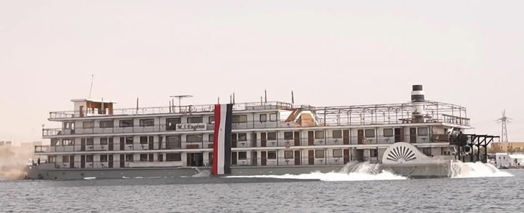 إنزال الفندق العائم “أوجينى” بمياه أسوان بعد إجراء أعمال الصيانة عليها