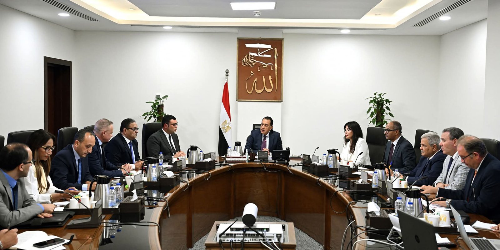 رئيس الوزراء يتابع الإجراءات والموقف التنفيذى لمشروعات تحلية مياه البحر