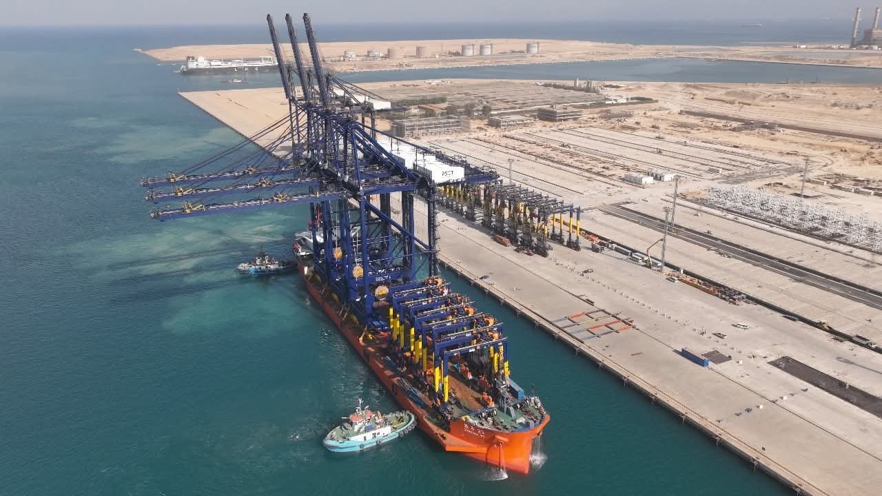 استقبال محطة هاتشيسون بميناء السخنة 3 المرحلة الأخيرة من توريد الأوناش العملاقة