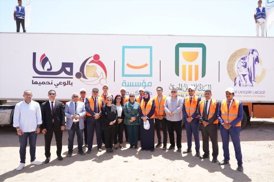 البنك الأهلى المصرى يشارك فى توزيع مواد غذائية للأسر الأولى بالرعاية بحلايب وشلاتين وأبورماد