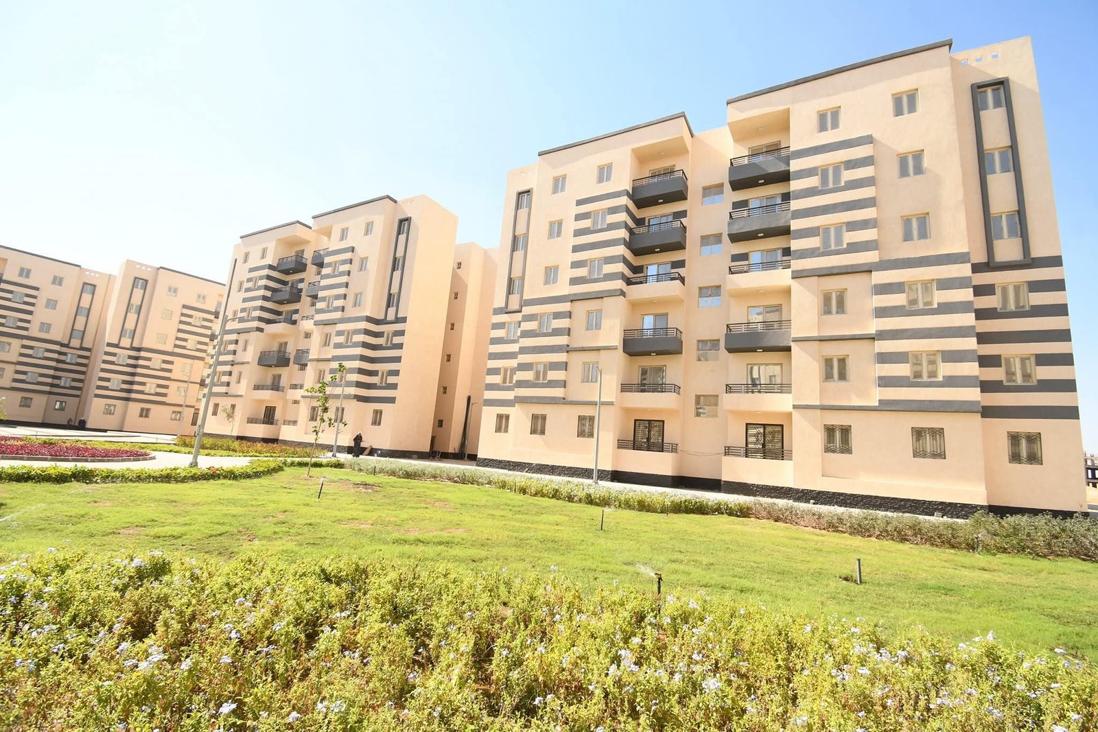 وزير الإسكان يتفقد وحدات المبادرة الرئاسية “سكن لكل المصريين” بمدينة العاشر من رمضان
