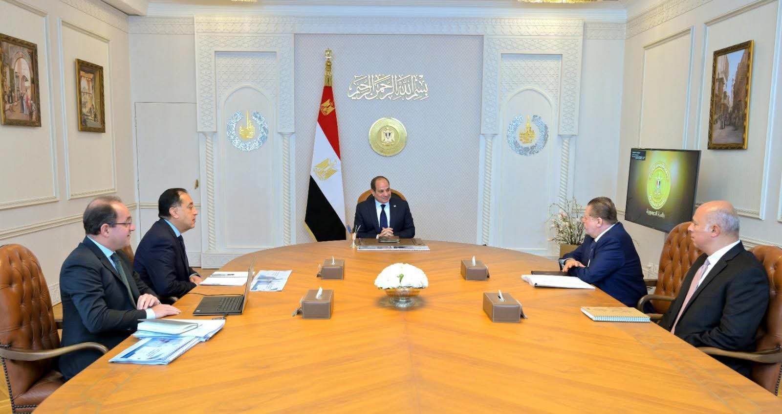 الرئيس عبد الفتاح السيسى يجتمع مع د. مصطفى مدبولى وحسن عبد الله وأحمد كجوك