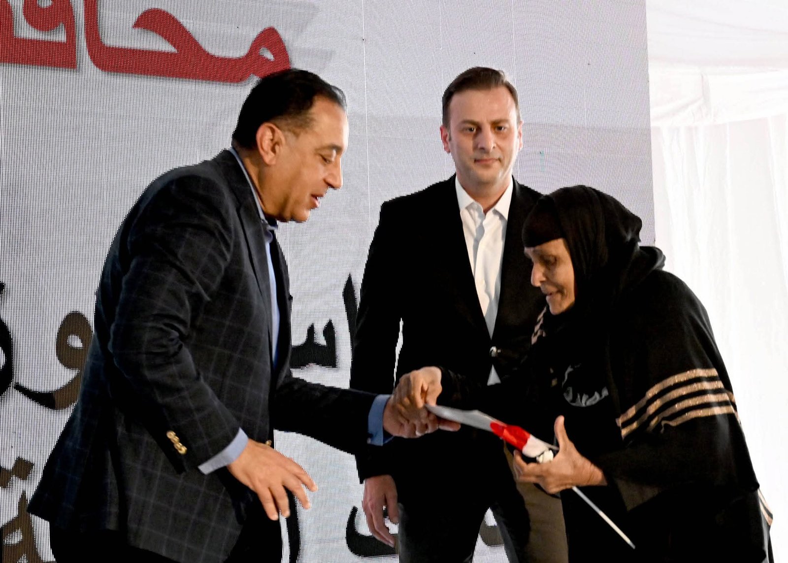 رئيس الوزراء يسلم عقودا للمستفيدين من وحدات العمارات الجديدة بديل الإيواء بحى جنوب مدينة المنيا