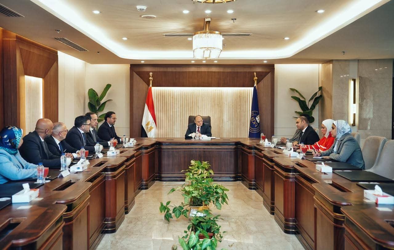 رئيس هيئة الدواء يبحث مع شركة أبوت خطط توطين الصناعة الدوائية بمصر