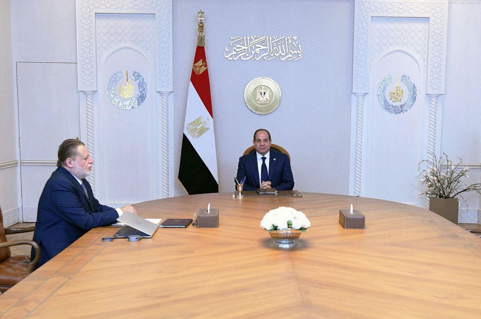 الرئيس عبد الفتاح السيسي يجتمع مع محافظ البنك المركزي