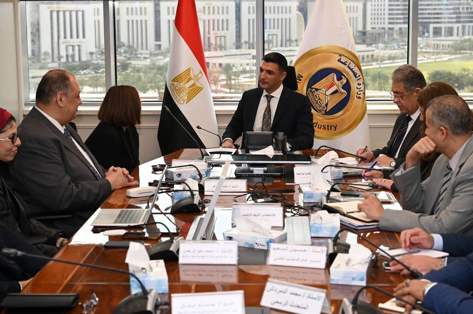 وزير الصناعة يبحث مع جنرال موتورز خططها التوسعية لتعزيز تنافسية صناعة السيارات في مصر