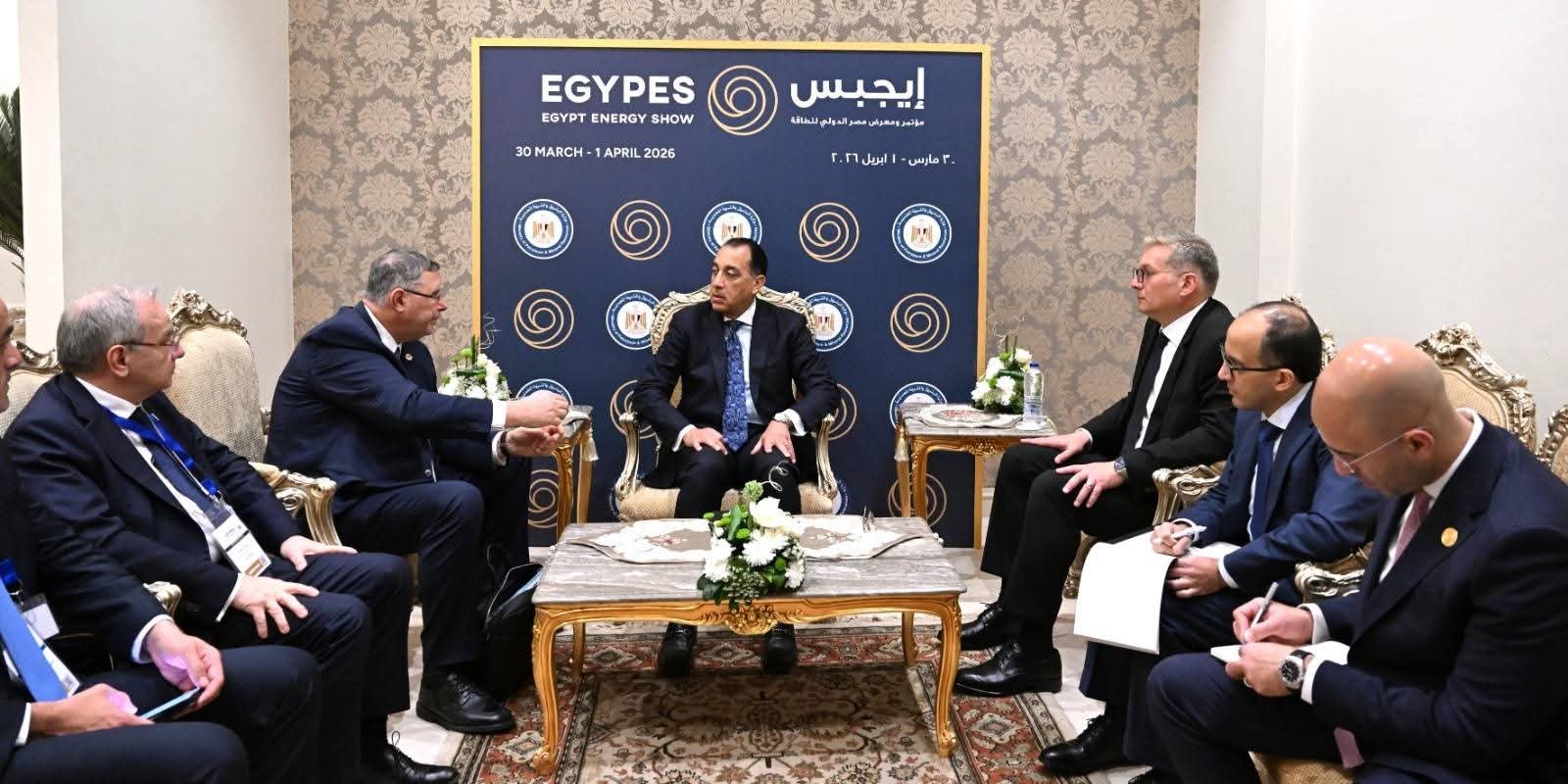 رئيس الوزراء يلتقي رئيس مجلس الإدارة والرئيس التنفيذي لشركة ” توتال إنرجيز”